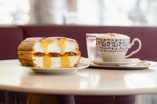 Original Heiner Kardinalschnitte mit
Marillenmarmelade