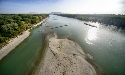  Innovativer Wasserbau Marke viadonau nun
ausgezeichnet. Donau bei niedrigem Pegelstand nahe Hainburg