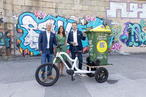  Herbert Bauer (General Manager von Coca-Cola HBC
Österreich), Michaela Heigl (Geschäftsführerin Digi-Cycle) und
Harald Hauke (Vorstandssprecher der Altstoff Recycling Austria AG)