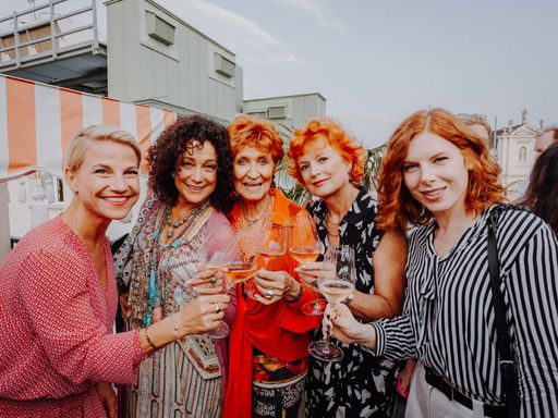 Vorschau Bild von Sekt and the City mit Bigi Fischer, Schauspielerin;
Barbara Wussow, Schauspielerin; Johannes Kattus, Sekt
Austria-Produzent und Gastgeber Am Hof 8 Private Members Club;
Dagmar Gross, GF Sekt Austria Komitee; Kristina Sprenger,
Intendantin, Schauspielerin und Sekt Austria-Botschafterin.