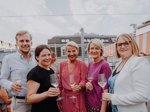 Sekt and the City mit Johannes Kattus, Sekt
Austria-Produzent und Gastgeber Am Hof 8 Private Members Club; Else
Zuschmann, Weingut Zuschmann-Schöfmann; Kristina Sprenger,
Intendantin, Schauspielerin und Sekt Austria-Botschafterin; Dagmar
Gross, GF Sekt Austria Komitee; Aurore Jeudy, Kellermeisterin
Sektkellerei Schlumberger.