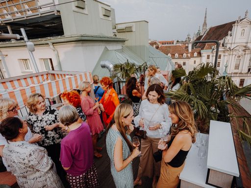 Vorschau Bild von Sekt and the City mit Sekt Austria im Zeichen
erfolgreicher Business-Frauen in der Rooftop-Bar des Am Hof 8
Private Members Clubs.