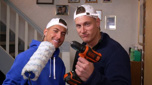 Die Brüder Calvin (re.) und Marvin Kleinen gehen ihr erstes
Bauprojekt an. Die Reality-Sternchen bauen sich ihre eigene
Männerhöhle im Keller ihrer Eltern. / Die Verwendung dieses Bildes
für redaktionelle Zwecke ist unter Beachtung aller mitgeteilten
Nutzungsbedingungen zulässig und dann auch honorarfrei.
Veröffentlichung ausschließlich mit Bildrechte-Hinweis.