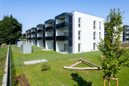 Vorschau Bild von Wohnhausanlage Schwanenstadt - Solarpaneele an den
Balkonen von Bauteil 3
