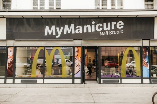 Vorschau Bild von Um den Launch der fünf streng limitierten
Nagellacke in den Farben der beliebtesten McDonald’s Saucen
gebührend zu feiern, eröffnete der Systemgastronomiemarktführer in
Wien am 29. August 2023 das erste McDonald’s Pop-Up Nagelstudio
weltweit.