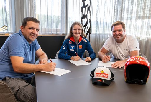  Die Unterzeichnung des Sponsoringvertrages zwischen Ski-Jungstar
Julia Mühlbacher und der Geschäftsführung der Hargassner
Heiztechnik, Anton jun. Hargassner (links) und Markus Hargassner
(rechts) in der Hargassner Energy World in Weng im Innkreis.