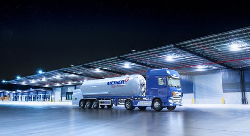 Messer Trailer at night / Die Verwendung dieses Bildes für
redaktionelle Zwecke ist unter Beachtung aller mitgeteilten
Nutzungsbedingungen zulässig und dann auch honorarfrei.
Veröffentlichung ausschließlich mit Bildrechte-Hinweis.