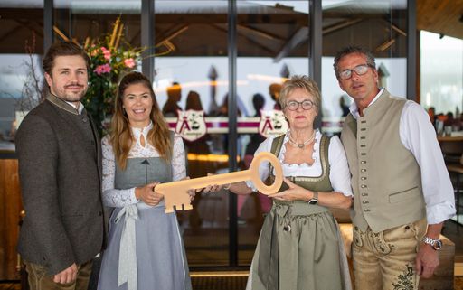  Symbolische Schlüsselübergabe bei der AreitLounge. Von links:
Philipp Posch, Silke Gaschnitz, Edith Pfeffer und Peter Pfeffer.