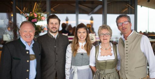 Vorschau Bild von Schmitten-Vorstand Dr. Erich Egger freut sich über die regionale
beziehungsweise interne Nachbesetzung der Geschäftsführung. Von
links: Dr. Erich Egger, Philipp Posch, Silke Gaschnitz, Edith
Pfeffer und Peter Pfeffer.