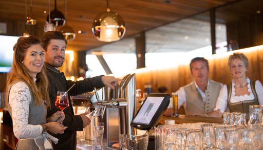 Vorschau Bild von Philipp Posch und Silke Gaschnitz stehen ab Herbst 2023 hinter
der Schank, während Edith und Peter Pfeffer eine neue Perspektive
einnehmen.