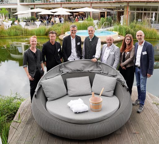 Architekten- und Baufirmen-Team mit GF Gernot
Deutsch