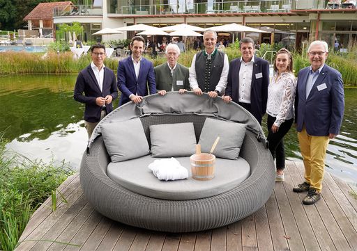 Vorschau Bild von Politikvertreter:innen bei der Eröffnung der
Hoteltherme im Quellenhotel