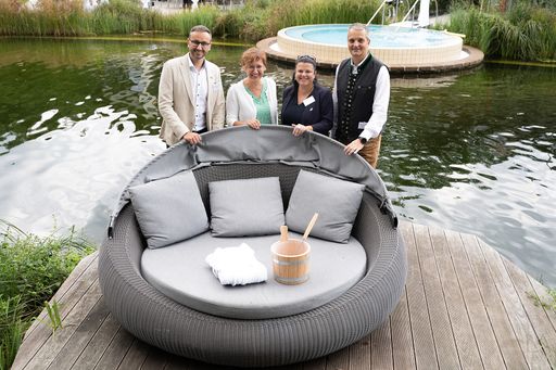 Vorschau Bild von Tourismusvertreter:innen bei der Eröffnung der
Hoteltherme im Quellenhotel Bad Waltersdorf