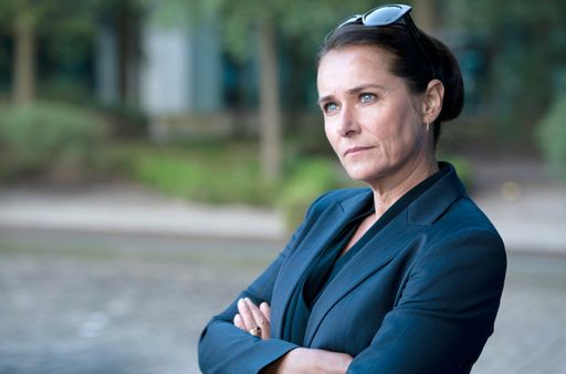 Vorschau Bild von Zur ARTE-Sendung Borgen - Macht und Ruhm (5/8) Ein arktisnaher
Staat Um höhere Umfragewerte zu erreichen, soll sich Birgitte (Sidse
Babett Knudsen) mittels der sozialen Medien besser vermarkten. Ihr
Privatleben ist allerdings Tabu für die Außenwelt. © Mike Kollöffel
Foto: ARTE F Honorarfreie Verwendung nur im Zusammenhang mit
genannter Sendung und bei folgender Nennung "Bild:
Sendeanstalt/Copyright". Andere Verwendungen nur nach
vorheriger Absprache: ARTE-Bildredaktion, Silke Wölk Tel.: +33 3 90
14 22 25, E-Mail: bildredaktion@arte.tv / Die Verwendung dieses
Bildes für redaktionelle Zwecke ist unter Beachtung aller
mitgeteilten Nutzungsbedingungen zulässig und dann auch honorarfrei.
Veröffentlichung ausschließlich mit Bildrechte-Hinweis.
