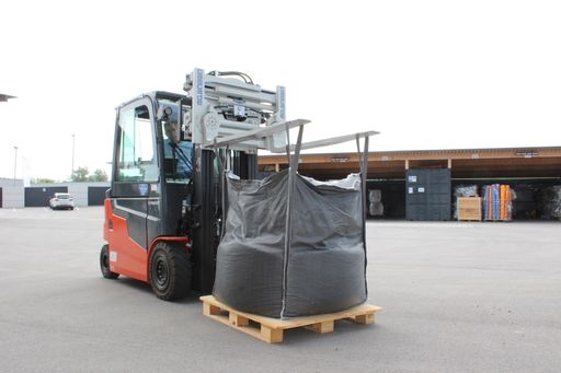 Vorschau Bild von Die 100% Recycling Big Bags können sicher mit dem
Stapler bewegt werden. Sie sind reißfest, widerstandsfähig und
können bis zu zwei Tonnen Material aufnehmen.