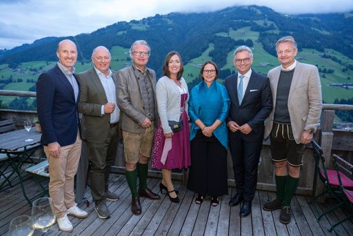  Die Gastgeber der diesjährigen Weinverkostung auf
der Böglalm