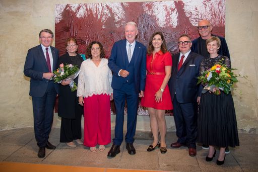  Kulturstadtrat Franz Piribauer, Museumsleiterin
Mag. Eveline Klein, Rita Nitsch, Bürgermeister Mag. Klaus
Schneeberger, Mag. Sonja Zsolnai-Kasztler, Sammlungsinhaber Werner
Trenker, Kurator Dr. Hubert Klocker, Kunst- und Kulturvermittlerin
Mag. Julia Schlager