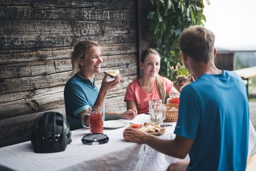  Foto Oberösterreich Tourismus/Mühlviertler Alm
Freistadt/Moritz Ablinger: Einkehrschwung in der Braunberghütte in
Lasberg im Mühlviertel.