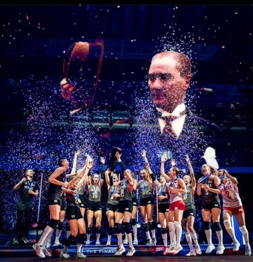 Die Sultane der Netze (Volleyball) aus der Türkei
krönten gestern Abend in Brüssel ihr EM-Abenteuer mit dem
ungeschlagenen Gewinn der Goldmedaille und gaben damit die beste
Antwort auf "Reaktionäre in der Türkei" im Jahr 2023! Der 100.
Jahrestag der Gründung der modernen Türkei durch Atatürk im Jahr
1923.
