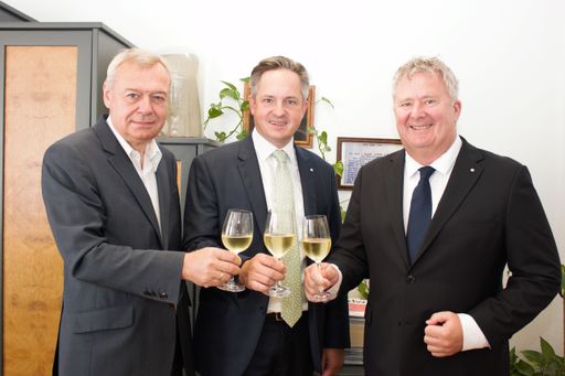 Vorschau Bild von (v.l.n.r.): Direktor und Präsident des
Österreichischen Weinbauverbands, Josef Glatt und Johannes
Schmuckenschlager, und der Geschäftsführer der Österreich Wein
Marketing GmbH, Chris Yorke, schauen einem vielversprechenden
Weinjahrgang 2023 entgegen.