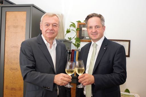 (v.l.n.r.): Direktor und Präsident des
Österreichischen Weinbauverbands, Josef Glatt und Johannes
Schmuckenschlager, schauen einem vielversprechenden Weinjahrgang
2023 entgegen.