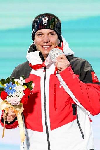 Vorschau Bild von Markus Salcher bei der Siegerehrung der
Paralympischen Winterspiele 2022 in Peking mit seiner
Silbermedaille.
