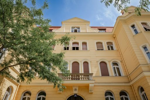 Ganz im imperialen Stil des Schlosses Schönbrunn
präsentiert sich die hochwertig revitalisierte Jugendstilvilla
unweit der ehemaligen Sommerresidenz des Kaisers.