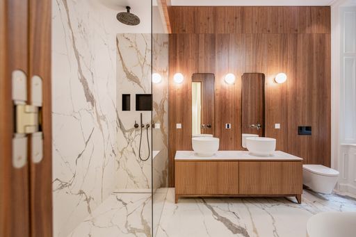 Vorschau Bild von Luxus pur finden die künftigen Bewohnerinnen und
Bewohner auch in den Bädern vor. Edelste Materialien und eine
umfassend hochwertige Ausstattung werden höchsten Ansprüchen
gerecht.