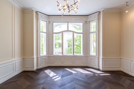 Vorschau Bild von In exklusiver Lage im Wiener Nobelbezirk Hietzing
gelangen in der revitalisierten Jugendstil- Villa in der
Wattmanngasse drei weitläufige Luxusresidenzen zum Verkauf.