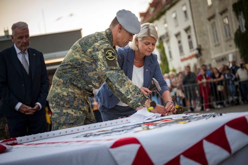 Verteidigungsministerin Klaudia Tanner bei der Fahnenübergabe in
Wiener Neustadt