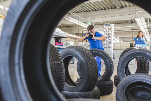 Vorschau Bild von Aurena-Mitarbeiter katalogisieren Positionen in der
Forstinger-Filiale Traiskirchen