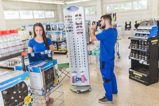 Vorschau Bild von Aurena-Mitarbeiter katalogisieren Positionen in der
Forstinger-Filiale Traiskirchen