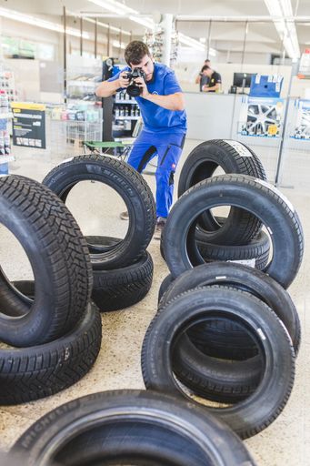 Vorschau Bild von Aurena-Mitarbeiter katalogisieren Positionen in der
Forstinger-Filiale Traiskirchen