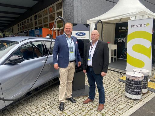 (v.l.) SMATRICS CEO Hauke Hinrichs und Stefan Haack, Manager
Energy Systems and Services bei Ford Motor Company Deutschland