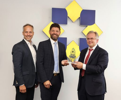  Im Bild v.l.n.r Markus Herzl (Head of Digital Sales
Anadi Bank), Daniel Reisinger, Senior Direktor der EFS-AG, und
Christian Kubitschek (CEO Anadi Bank) bei der Übergabe des Anadi
Connect Award.