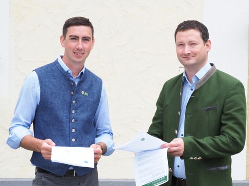 EU-Abgeordneter Alexander Bernhuber (links) und NÖ
Bauernbunddirektor Paul Nemecek kämpfen seit Jahren für einen
besseren Schutz von Weidetieren.