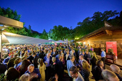 Vorschau Bild von Auf einen erneut rekordverdächtig heißen Sommer
folgte im Jahreskalender der Medien- und Kommunikationsbranche der
verlässliche Fixpunkt zum Herbstbeginn: Die APA – Austria Presse
Agentur hatte zum traditionellen „APA-Bierigen“ ins Wiener Alte AKH
geladen.