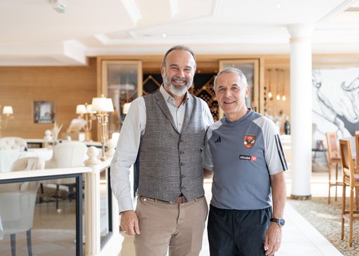 Wiedersehensfreude bei GF Peter Prisching (links)
und Al Ahly SC Trainer Marcel Koller (rechts)
