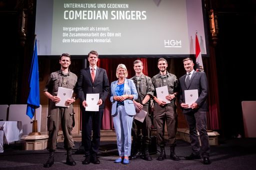 Verteidigungsministerin Klaudia Tanner bei der
Kulturveranstaltung "Unterhaltung und Gedenken"