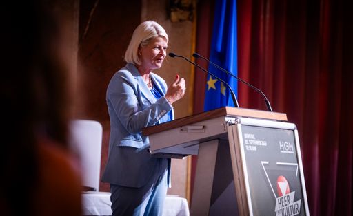 Vorschau Bild von Verteidigungsministerin Klaudia Tanner bei der
Kulturveranstaltung "Unterhaltung und Gedenken"
