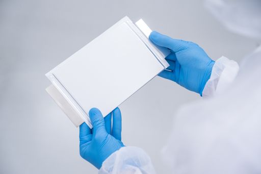Eine wesentliche Voraussetzung für den weiteren Hochlauf und die
Akzeptanz der Elektromobilität ist neben dem Ausbau der
Ladeinfrastruktur eine nachhaltige und leistungsfähige
Batteriezelltechnologie am Standort Deutschland. Die Batterie gehört
zu den zentralen Bauteilen eines E-Autos, unabhängig von Segment und
Fahrzeugklasse. / Die Verwendung dieses Bildes für redaktionelle
Zwecke ist unter Beachtung aller mitgeteilten Nutzungsbedingungen
zulässig und dann auch honorarfrei. Veröffentlichung ausschließlich
mit Bildrechte-Hinweis.