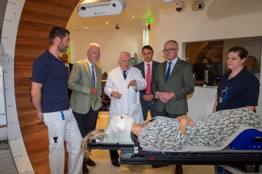 MedAustron Aufsichtsratsvorsitzender Klaus Schneeberger,
Ärztlicher Direktor und Geschäftsführer Eugen B. Hug, kaufmännischer
und technischer Geschäftsführer Ludwig Gold und
Landeshauptfrau-Stellvertreter Stephan Pernkopf in einem
Bestrahlungsraum bei einer Demonstration einer Behandlung.