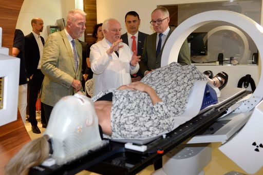 Vorschau Bild von MedAustron Aufsichtsratsvorsitzender Klaus Schneeberger,
Ärztlicher Direktor und Geschäftsführer Eugen B. Hug, kaufmännischer
und technischer Geschäftsführer Ludwig Gold und
Landeshauptfrau-Stellvertreter Stephan Pernkopf in einem
Bestrahlungsraum bei einer Demonstration einer Behandlung.