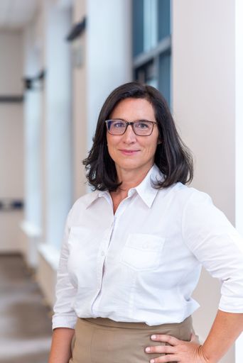 Die Politikwissenschaftlerin lehrt und forscht seit
2015 an der FH des BFI Wien u.a. zu den Schwerpunkten Diversität und
Geschlechtergerechtigkeit.
