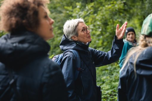 NaturFreunde Wanderleiterin Brigitte von Oertzen vermittelt beim
komoot HIKE & LEARN Event Hintergrundinformationen zur
Geschichte des Naturschutzes in Deutschland und zu wichtigen
Verhaltenstipps für verantwortungsvolles Naturerleben. / Die
Verwendung dieses Bildes für redaktionelle Zwecke ist unter
Beachtung aller mitgeteilten Nutzungsbedingungen zulässig und dann
auch honorarfrei. Veröffentlichung ausschließlich mit
Bildrechte-Hinweis.