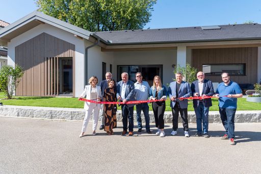 Das HARTL HAUS Team aus Deutschland und Österreich feierten
gemeinsam mit Geschäftsführerin „Ausstellung Eigenheim und Garten“
Sevil Özlük, die feierliche Eröffnung des neuen Musterhauses in
Fellbach.