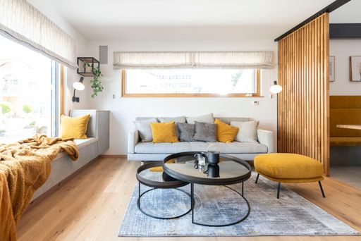 Vorschau Bild von Im Innenbereich hat sich das HARTL HAUS-Team vom Trendholz Eiche
inspirieren lassen. Fenster, Innentüren, Böden wie auch Möbel sind
Großteils in Eiche gehalten und in der hauseigenen Schreinerei
gefertigt worden. So ergibt sich ein feines und harmonisches
Gesamtbild.