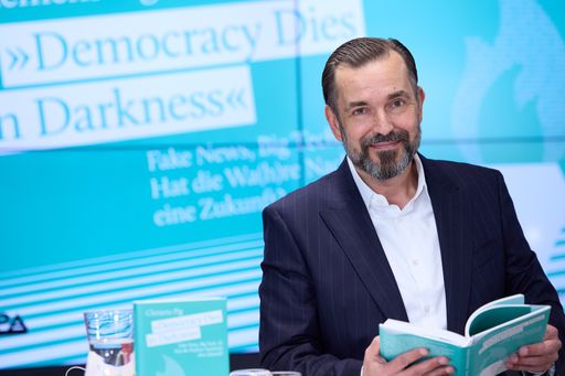 Vorschau Bild von „Democracy Dies in Darkness – Fake News, Big Tech,
AI: Hat die Wa(h)re Nachricht eine Zukunft?“ – das neue Buch von
APA-Geschäftsführer Clemens Pig beschäftigt sich mit der Zukunft
glaubwürdiger Nachrichten im (Des)Informationszeitalter und wurde
gestern, Donnerstag, in der APA – Austria Presse Agentur
präsentiert. Anlässlich der Bucherscheinung luden Autor Clemens Pig
und der Brandstätter Verlag am Abend zu einem Cocktailempfang mit
Lesung durch ORF-Moderatorin Alexandra Maritza Wachter.