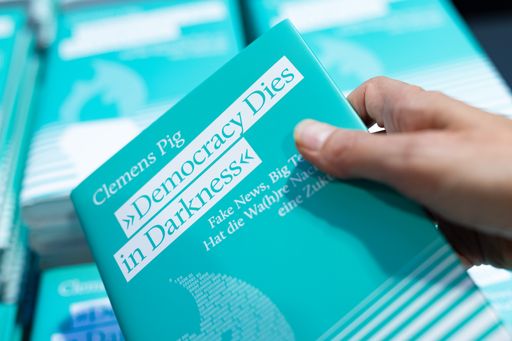 Vorschau Bild von „Democracy Dies in Darkness – Fake News, Big Tech,
AI: Hat die Wa(h)re Nachricht eine Zukunft?“ – das neue Buch von
APA-Geschäftsführer Clemens Pig beschäftigt sich mit der Zukunft
glaubwürdiger Nachrichten im (Des)Informationszeitalter und wurde
gestern, Donnerstag, in der APA – Austria Presse Agentur
präsentiert. Anlässlich der Bucherscheinung luden Autor Clemens Pig
und der Brandstätter Verlag am Abend zu einem Cocktailempfang mit
Lesung durch ORF-Moderatorin Alexandra Maritza Wachter.