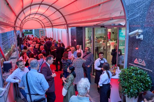 Vorschau Bild von „Democracy Dies in Darkness – Fake News, Big Tech,
AI: Hat die Wa(h)re Nachricht eine Zukunft?“ – das neue Buch von
APA-Geschäftsführer Clemens Pig beschäftigt sich mit der Zukunft
glaubwürdiger Nachrichten im (Des)Informationszeitalter und wurde
gestern, Donnerstag, in der APA – Austria Presse Agentur
präsentiert. Anlässlich der Bucherscheinung luden Autor Clemens Pig
und der Brandstätter Verlag am Abend zu einem Cocktailempfang mit
Lesung durch ORF-Moderatorin Alexandra Maritza Wachter.